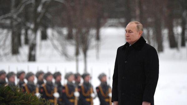 Президент РФ Владимир Путин на Пискаревском мемориальном кладбище 