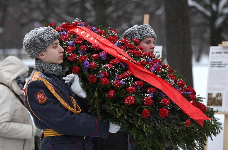 Военнослужащие почетного караула на торжественно-траурной церемонии возложения венков и цветов к монументу Мать-Родина на Пискаревском мемориальном кладбище в память о погибших в годы блокады