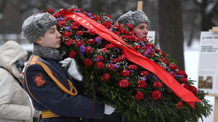 Военнослужащие почетного караула на торжественно-траурной церемонии возложения венков и цветов к монументу Мать-Родина на Пискаревском мемориальном кладбище в память о погибших в годы блокады