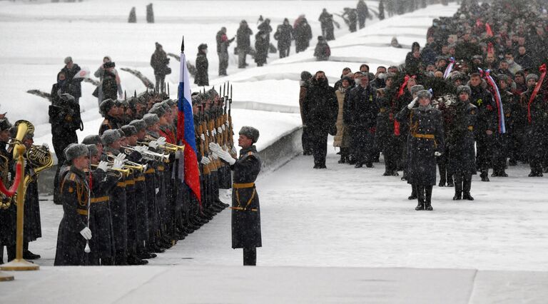 Музыканты военного оркестра почетного караула на торжественно-траурной церемонии возложения венков и цветов к монументу Мать-Родина на Пискаревском мемориальном кладбище