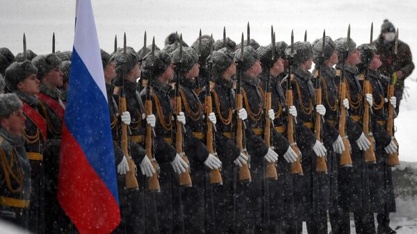 Военнослужащие почетного караула на торжественно-траурной церемонии на Пискаревском мемориальном кладбище в память о погибших в годы блокады