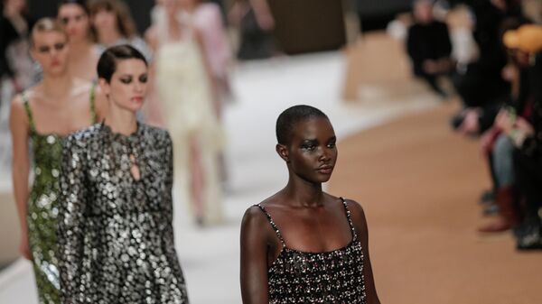 Модели на показе коллекции Chanel весна-лето 2022 Haute Couture в Париже. 