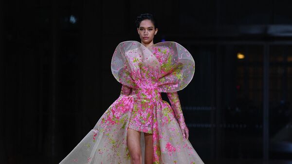Модель на показе коллекции Elie Saab весна-лето 2022 Haute Couture в Париже