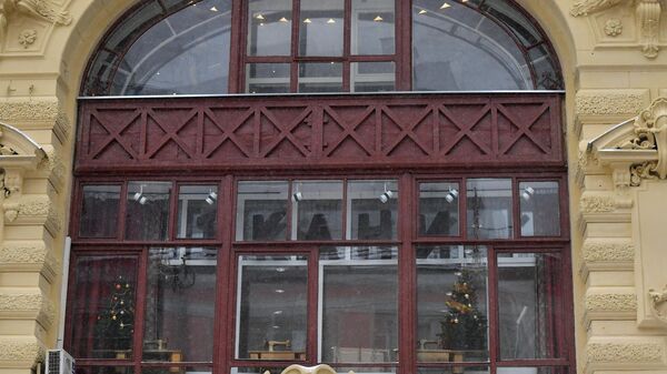 Двухэтажное окно в центре фасада Доходного дома c магазинами князя А. Г. Гагарина