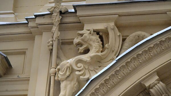 Лепной декор, включающий фигуры грифонов на фасаде Доходного дома c магазинами князя А. Г. Гагарина