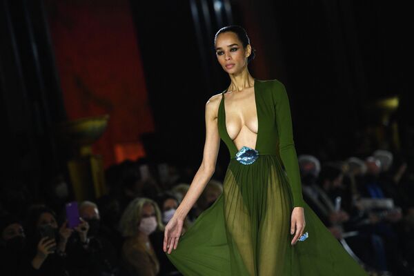 Модель на показе коллекции одежды Stephane Rolland весна-лето 2022 Haute Couture в Париже
