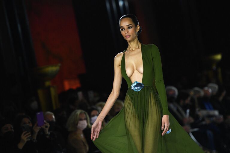 Модель на показе коллекции одежды Stephane Rolland весна-лето 2022 Haute Couture в Париже Модель на показе коллекции одежды Stephane Rolland весна-лето 2022 Haute Couture в Париже