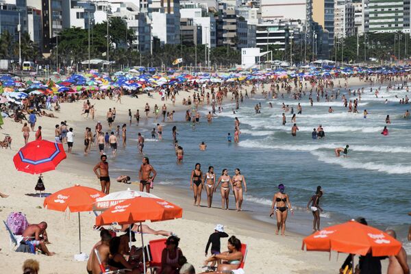 Отдыхающие на пляже Леблон в Рио-де-Жанейро 