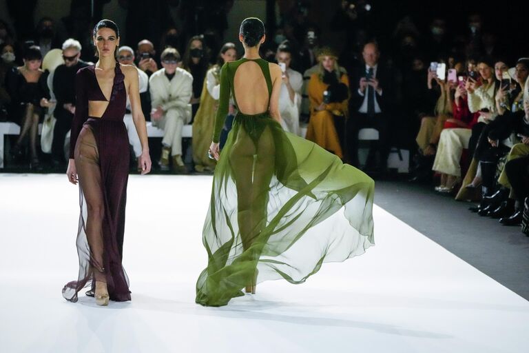 Модель на показе коллекции одежды Stephane Rolland весна-лето 2022 Haute Couture в Париже Модель на показе коллекции одежды Stephane Rolland весна-лето 2022 Haute Couture в Париже