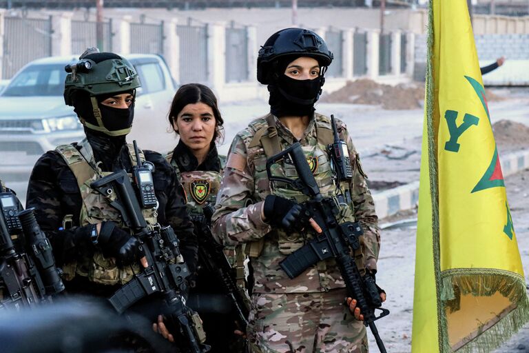 Девушки-военнослужащие Сирийских демократических сил в Хасеке, Сирия Девушки-военнослужащие Сирийских демократических сил в Хасеке, Сирия