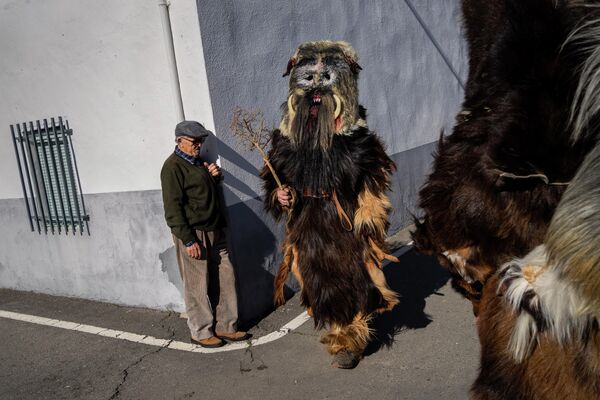 Мужчина в костюме дикого животного на фестивале Las carantonas в Испании 