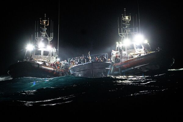 Спасенные мигранты у побережья Лампедузы 