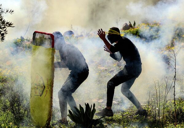 Палестинская молодежь во время столкновений с израильскими силами безопасности