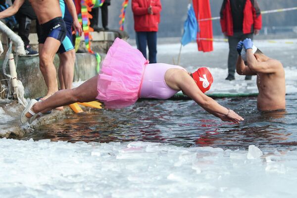Любитель зимнего плавания ныряет в озеро в Шэньяне, провинция Ляонин на северо-востоке Китая
