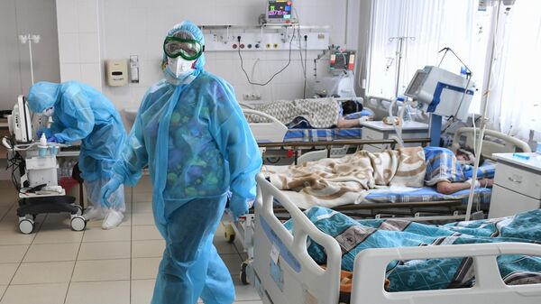 Медицинские работники и пациенты в реанимационном отделении COVID-госпиталя в Симферопольской клинической больнице №7