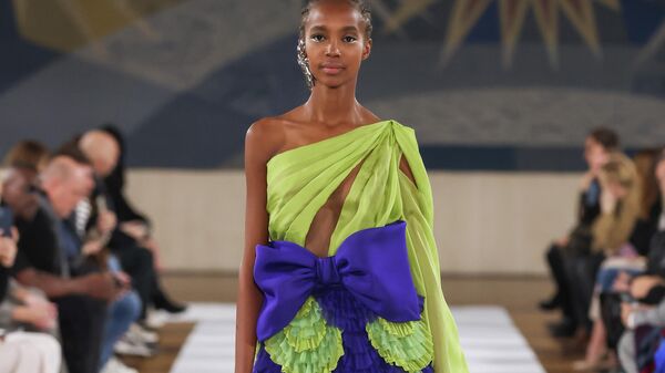 
Модель на показе YANINA Couture весна — 2022