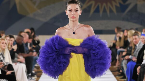 Модель на показе YANINA Couture весна — 2022