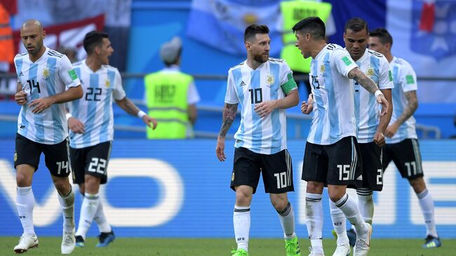 Аргентинские футболисты отпраздновали победу расистской песней, пишут СМИ