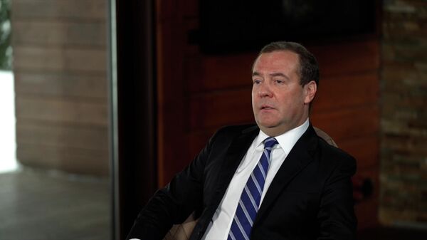 Медведев: антиваксеры должны думать, что говорят публично