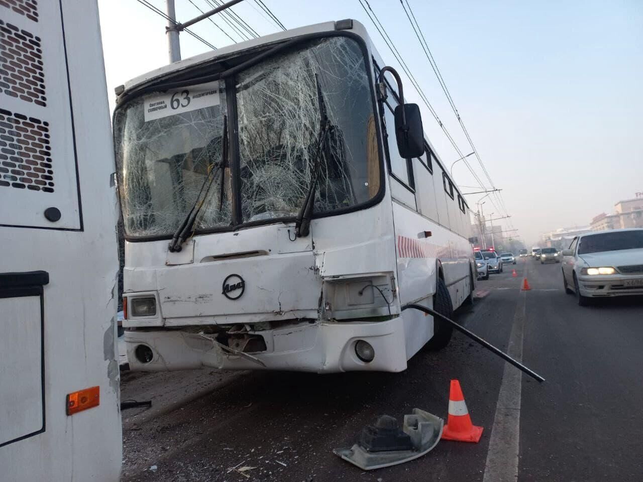 ДТП с участием двух автобусов на остановке Луч в Красноярске - РИА Новости, 1920, 28.01.2022