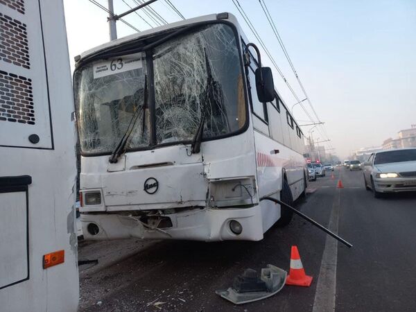 ДТП с участием двух автобусов на остановке Луч в Красноярске ДТП с участием двух автобусов на остановке Луч в Красноярске