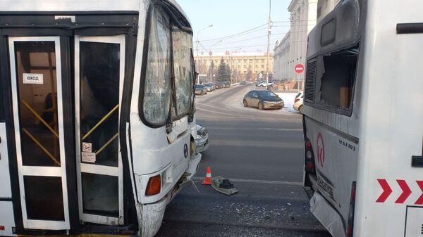 ДТП с участием двух автобусов на остановке Луч в Красноярске