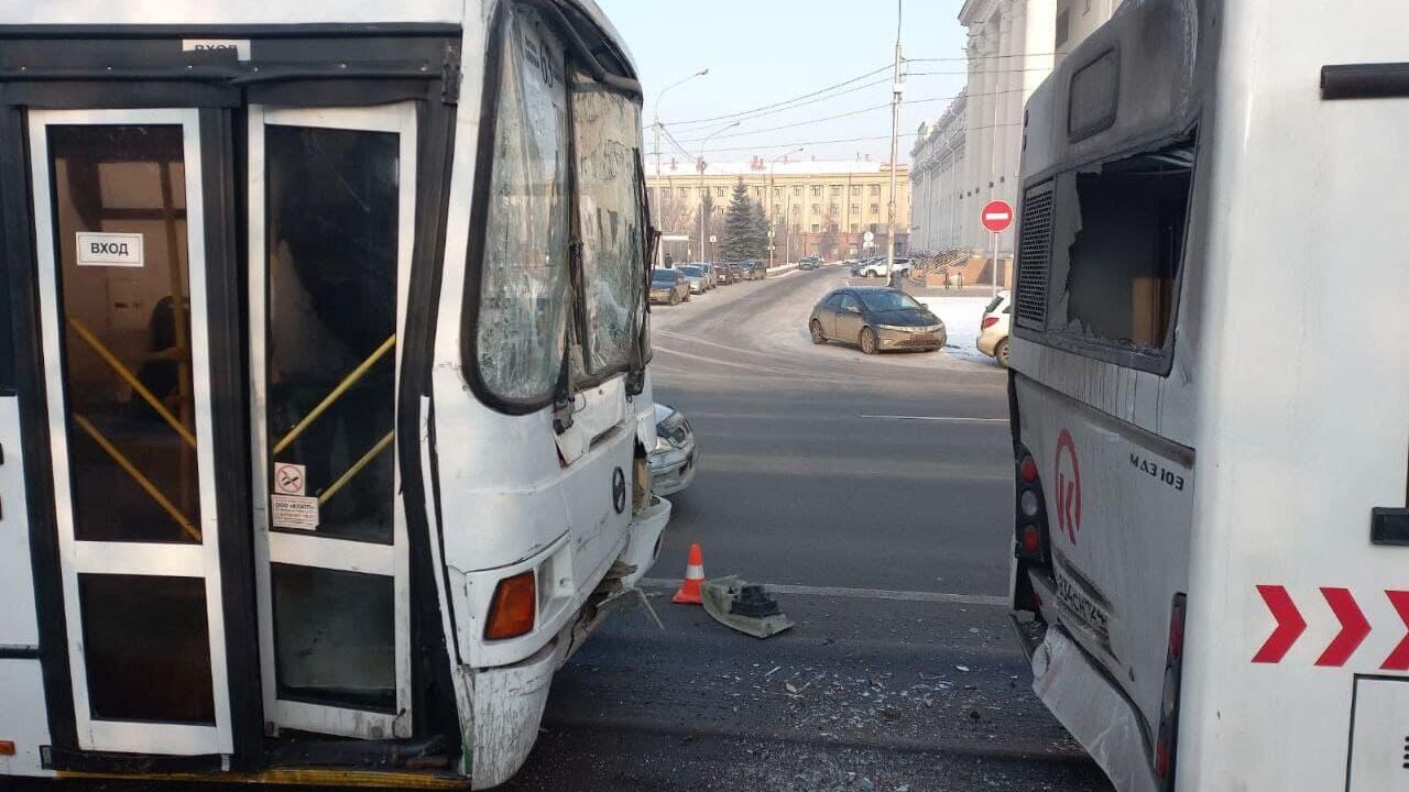 ДТП с участием двух автобусов на остановке Луч в Красноярске - РИА Новости, 1920, 28.01.2022