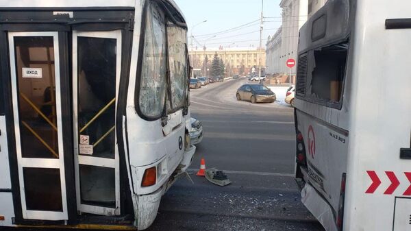 ДТП с участием двух автобусов на остановке Луч в Красноярске