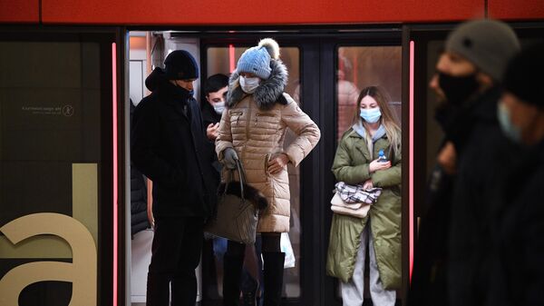 Пассажиры в защитных масках в Московском метрополитене