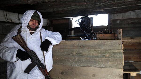 Военнослужащий Народной милиции ДНР на позиции в районе села Спартак на севере Донецка