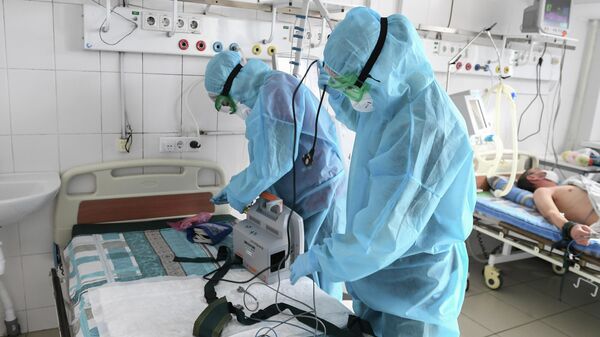 Медицинские работники в реанимационном отделении COVID-госпиталя
