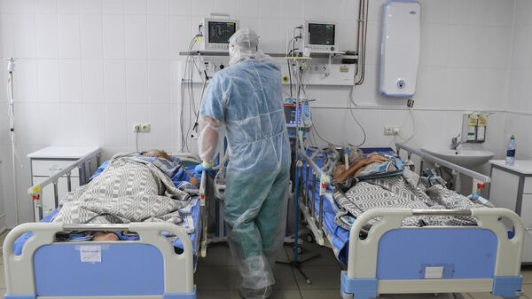 Медработник в инфекционном отделении больницы