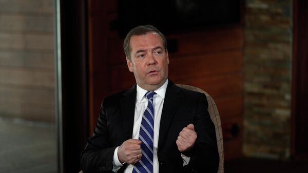 Медведев заявил, что не испытывает дефицита личного общения из-за пандемии