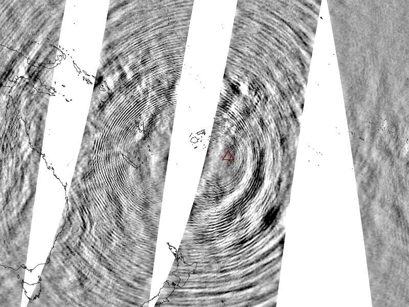 Изображение, полученное с помощью инфракрасного зонда спутника НАСА Aqua. Десятки концентрических кругов, расходящихся от места извержения вулкана Хунга-Тонга-Хунга-Хаапай, представляют собой быстро движущиеся атмосферные волны - РИА Новости, 1920, 28.01.2022