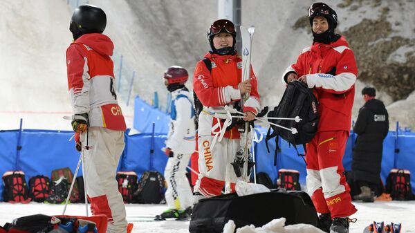 Спортсмены Олимпийской сборной Китая во время подготовки к Зимним Олимпийским играм 2022 в снежном парке Геньтин в Чжанцзякоу
