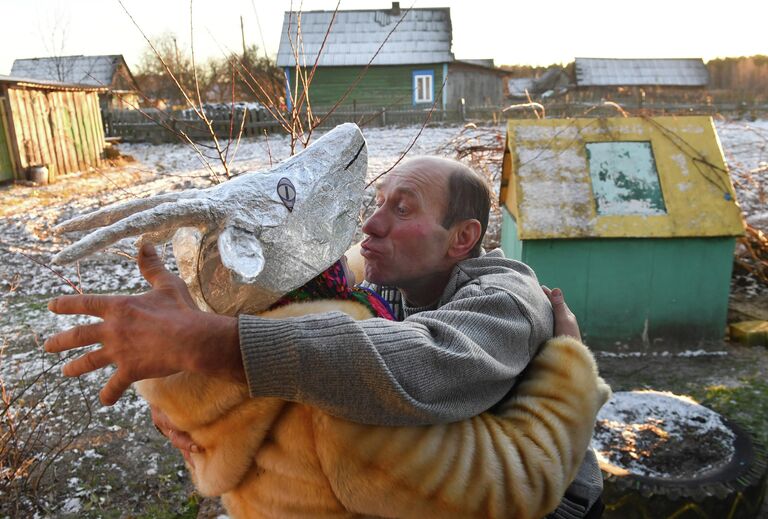 Участники святочных колядований во время празднования Рождества Христова в агрогородке Приболовичи Лельчицкого района Гомельской области Белоруссии