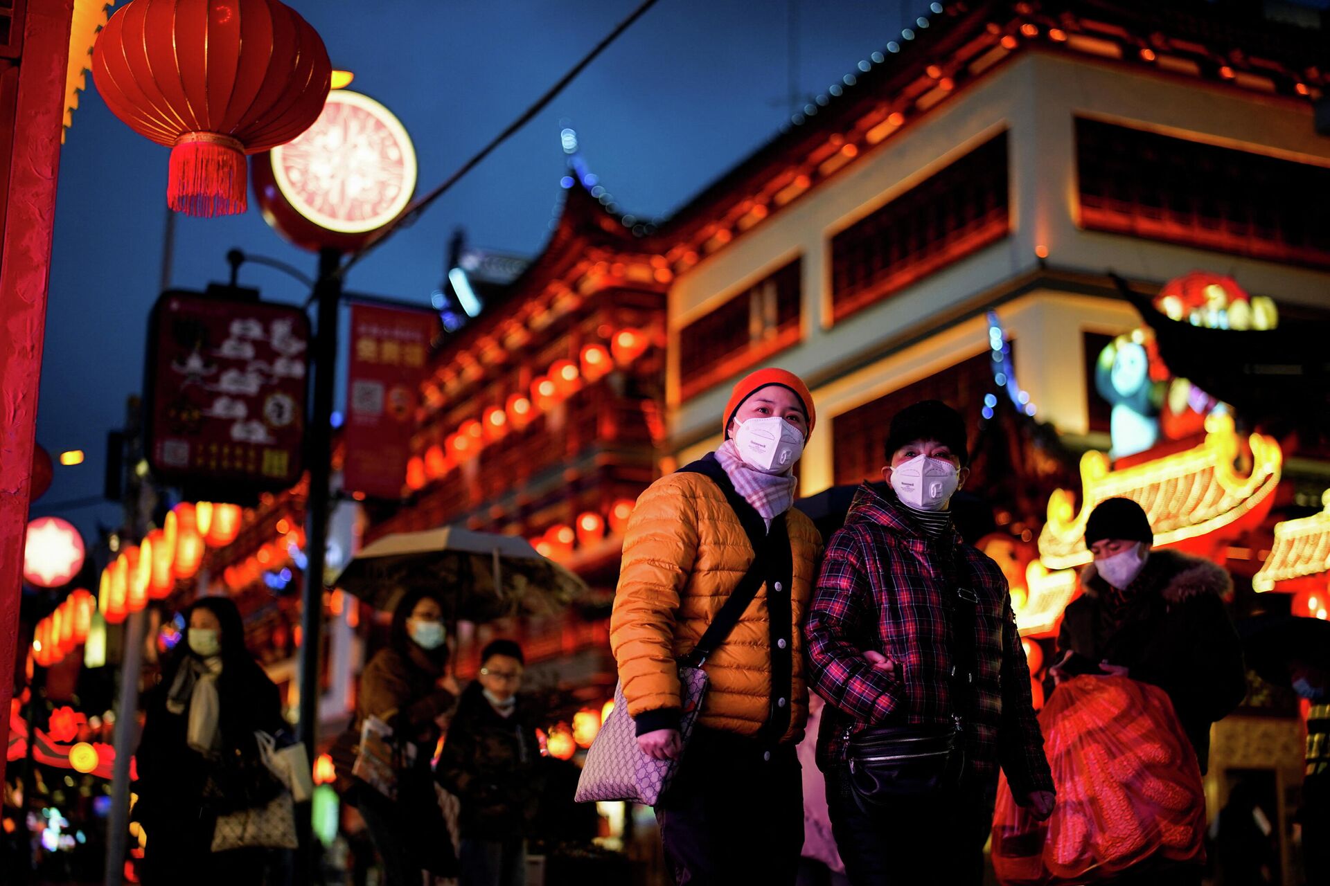 Люди в защитных масках на улице Шанхая в преддверии празднования китайского Нового года - РИА Новости, 1920, 31.01.2022