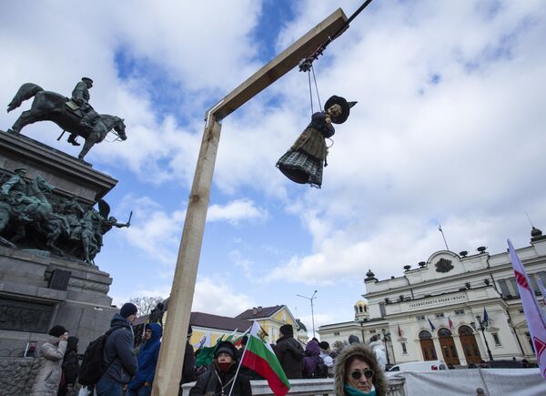 Инсталляция участников акции протеста против введения зеленых сертификатов, организованная политической партией Возрождение, перед зданием Народного собрания в столице Болгарии