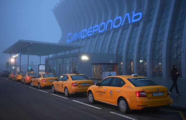Автомобили такси на территории международного аэропорта Симферополь имени И. К. Айвазовского во время тумана