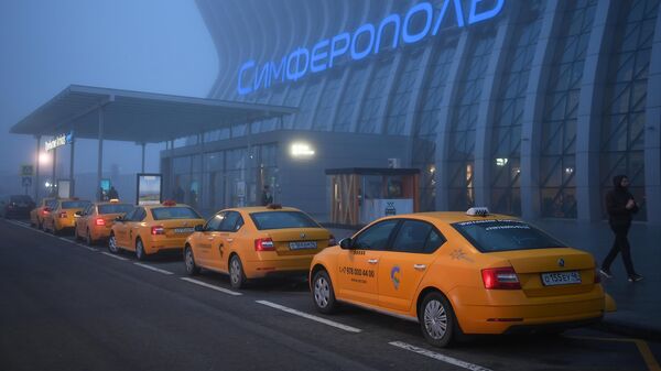 Автомобили такси на территории международного аэропорта Симферополь имени И. К. Айвазовского во время тумана