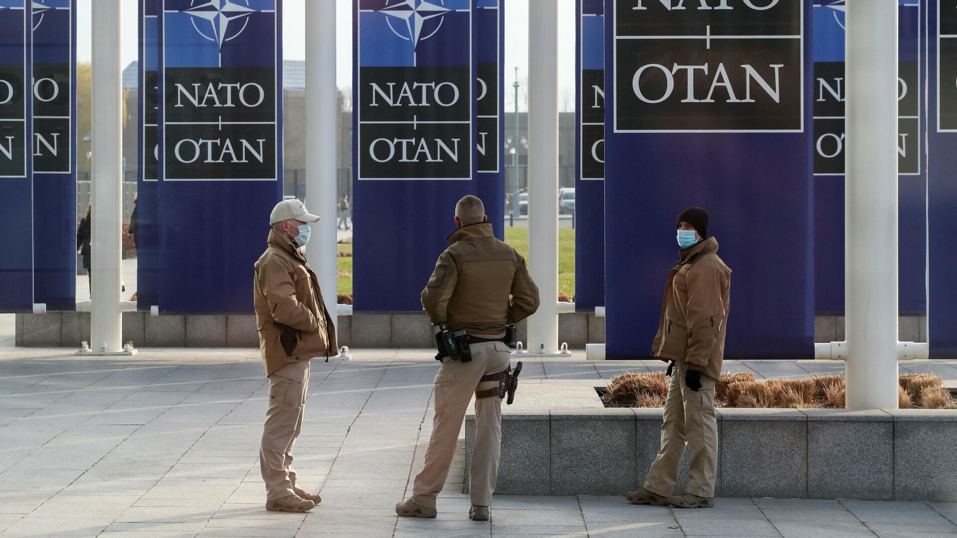 Офицеры службы безопасности перед зданием штаб-квартиры НАТО в Брюсселе - РИА Новости, 1920, 24.01.2023