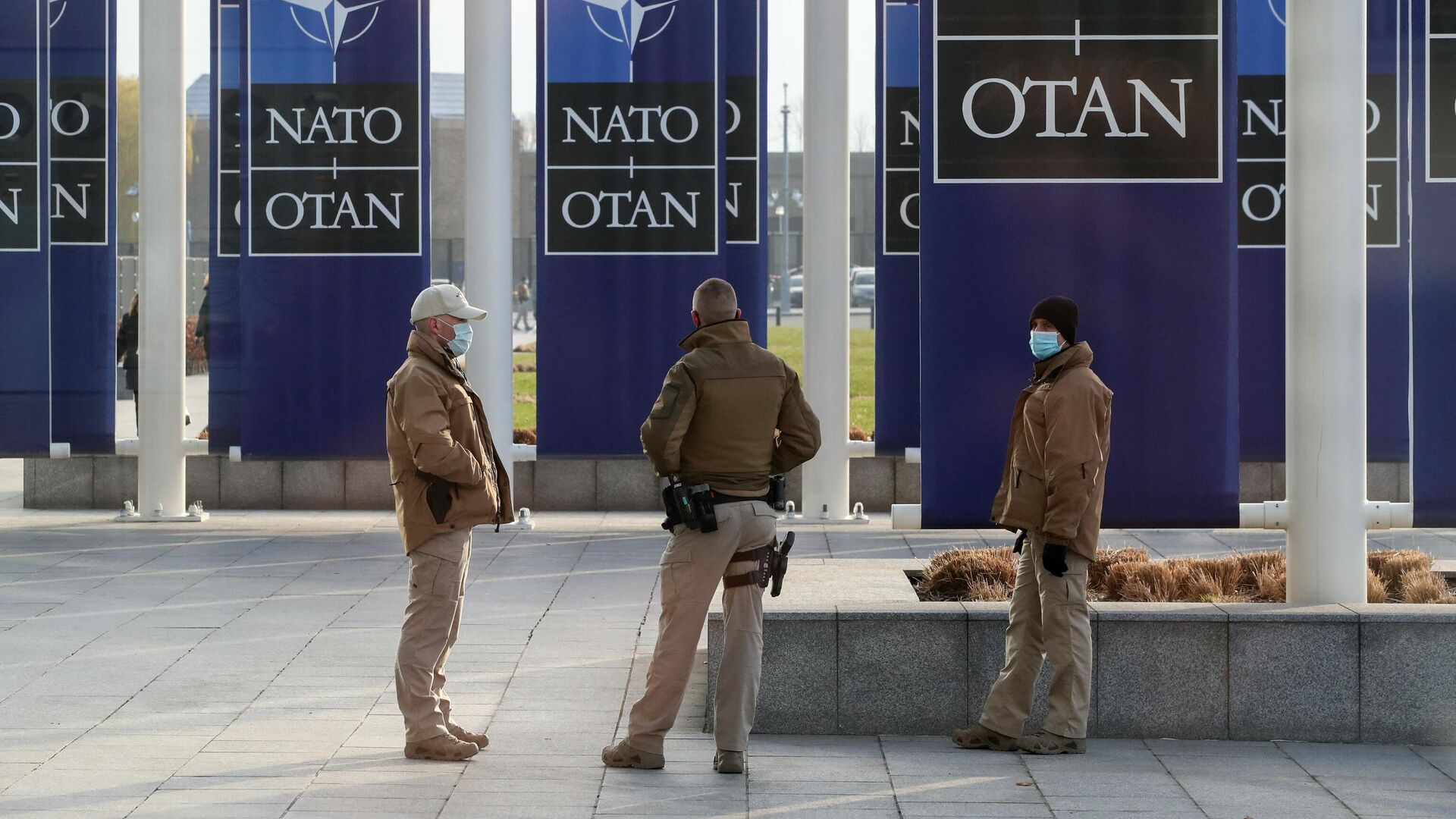 Офицеры службы безопасности перед зданием штаб-квартиры НАТО в Брюсселе - РИА Новости, 1920, 31.01.2022