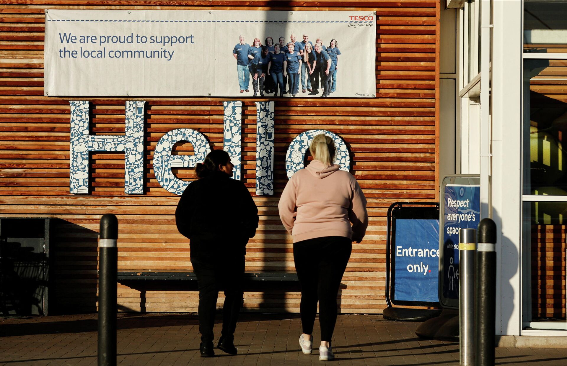 Покупатели у входа в супермаркет Tesco в Великобритании  - РИА Новости, 1920, 28.01.2022