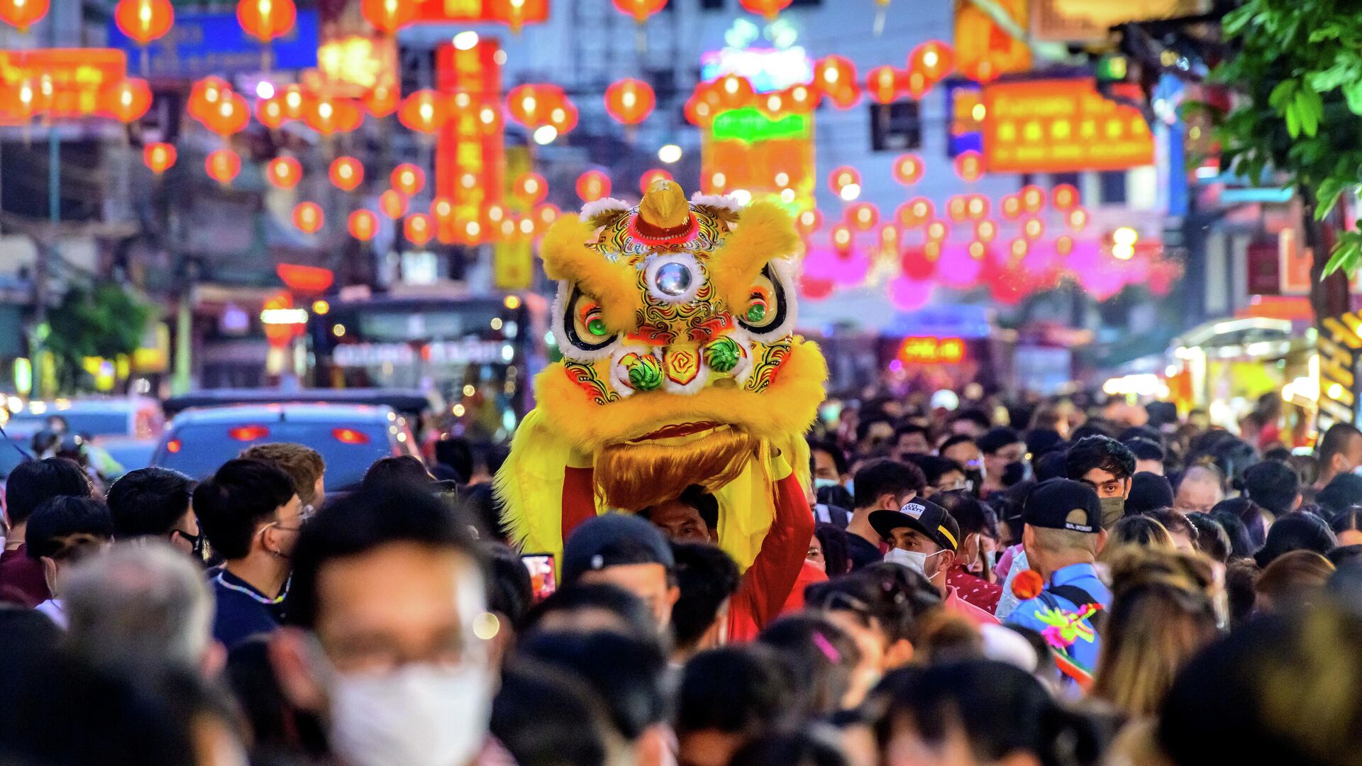 Танцовщица в костюме дракона в китайском квартале во время празднования Лунного Нового года в Бангкоке - РИА Новости, 1920, 01.02.2022