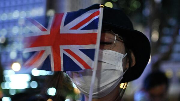 Девушка с британским флагом, Гонконг