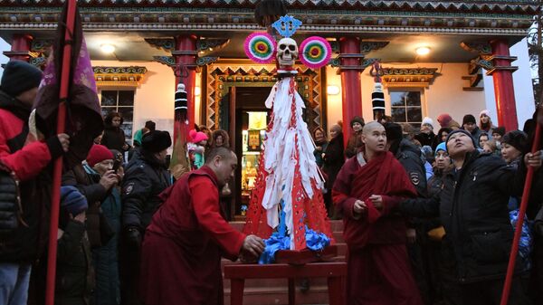 Церемония обряда очищения Дугжууба во дворе читинского дацана Дамба Брайбунлинг