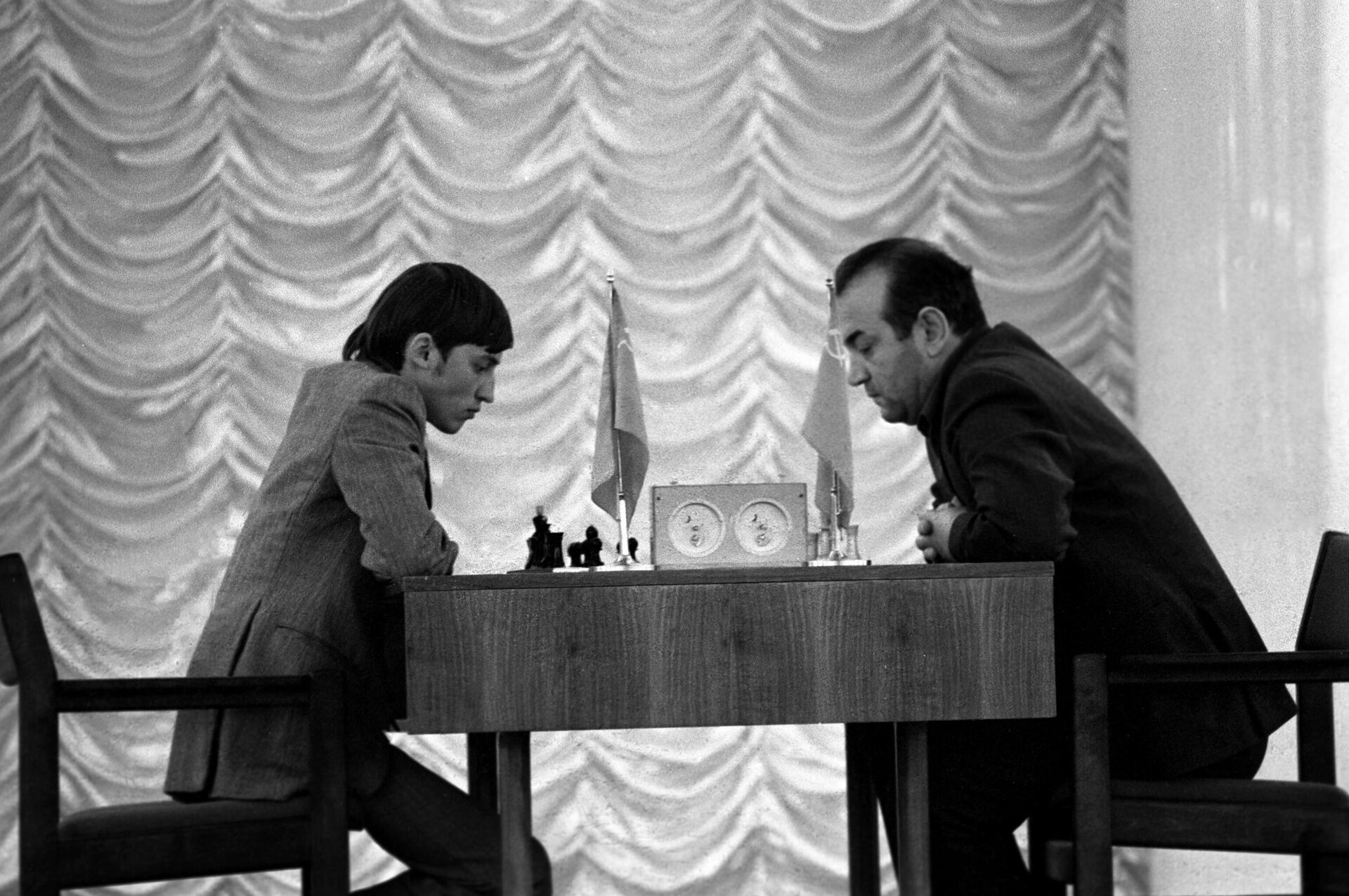 Шахматисты Анатолий Карпов и Виктор Корчной (слева направо) в 1974 году - РИА Новости, 1920, 28.01.2022