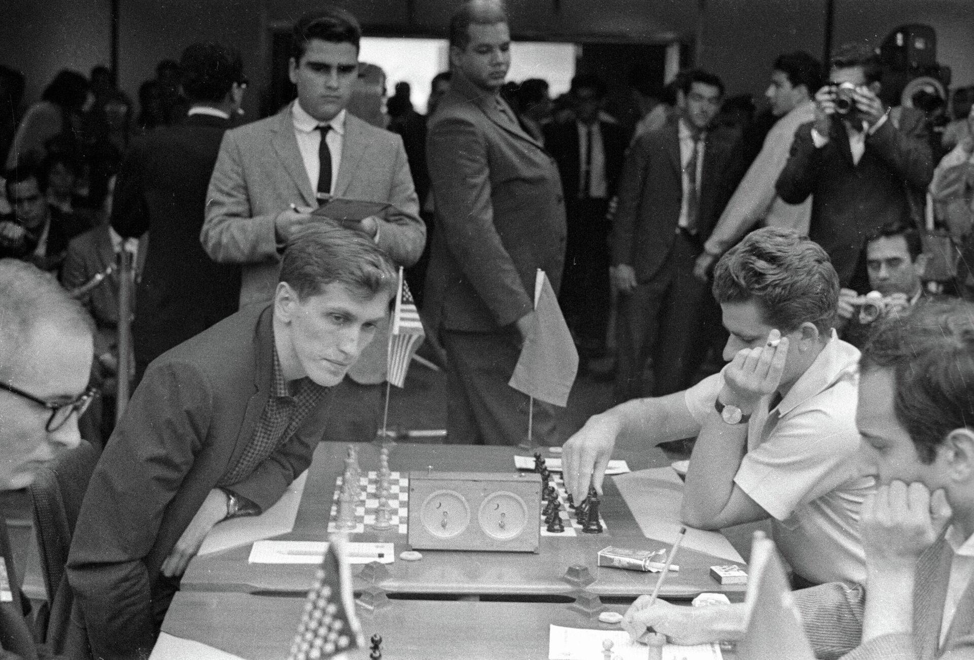 Шахматный матч между Борисом Спасским (справа) и Робертом Фишером (слева) в рамках Всемирной шахматной олимпиады в Гаване в 1966 году. - РИА Новости, 1920, 28.01.2022