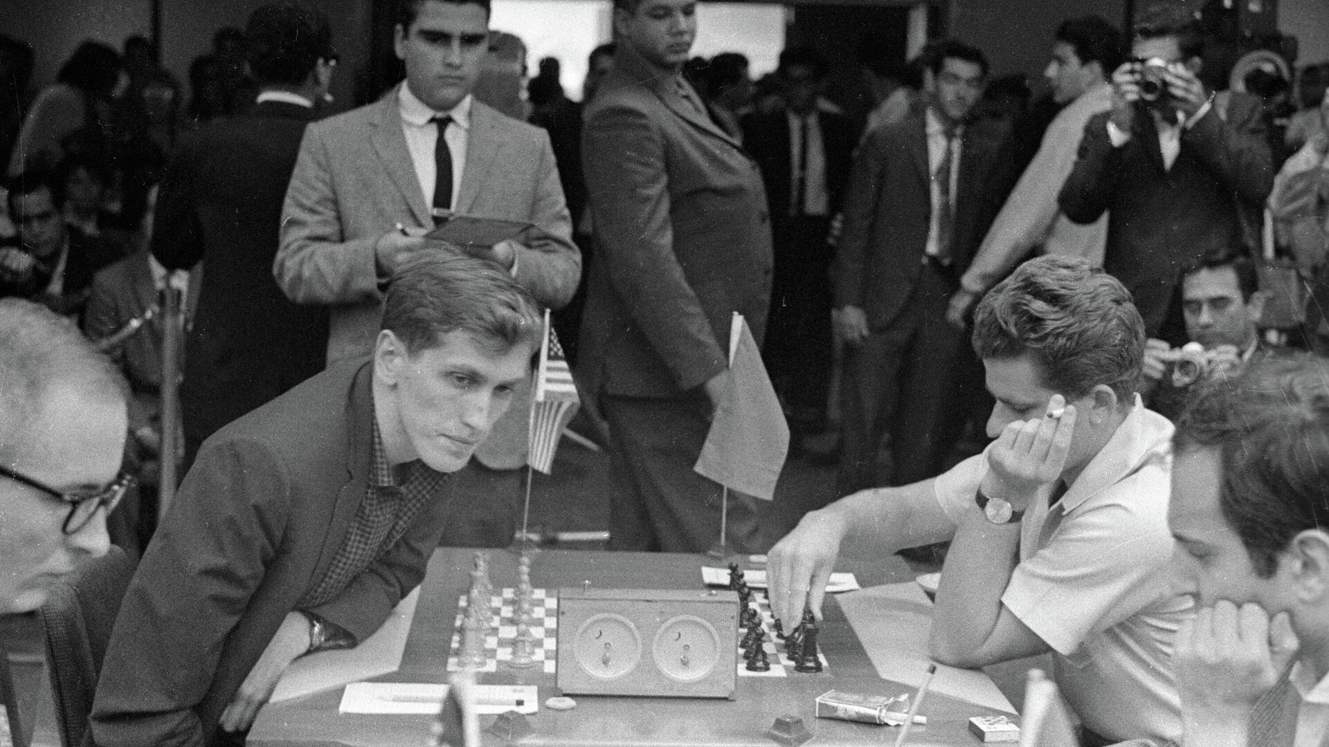 Шахматный матч между Борисом Спасским (справа) и Робертом Фишером (слева) в рамках Всемирной шахматной олимпиады в Гаване в 1966 году. - РИА Новости, 1920, 22.04.2023