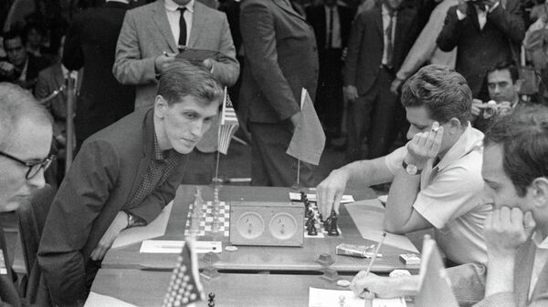 Шахматный матч между Борисом Спасским (справа) и Робертом Фишером (слева) в рамках Всемирной шахматной олимпиады в Гаване в 1966 году.